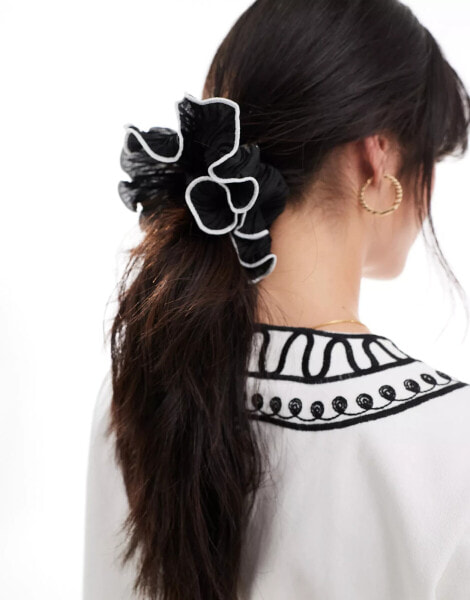 DesignB London – Plissiertes Scrunchie-Haargummi in Schwarz mit Rüschen und farblich abgesetzter Paspelierung