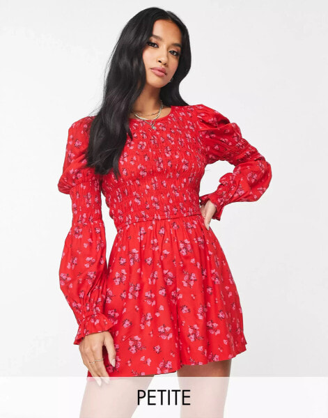 Miss Selfridge Petite – Gesmokter Freizeit-Playsuit in Rot mit Blümchenmuster