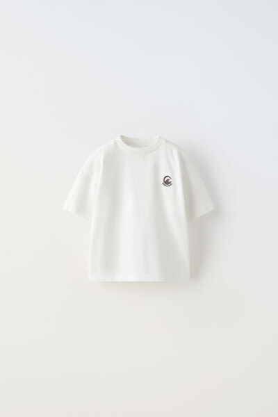 Plain t-shirt with embroidered detail