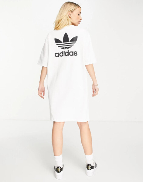 adidas Originals – adicolour – T-Shirt-Kleid in Weiß mit Rückenprint