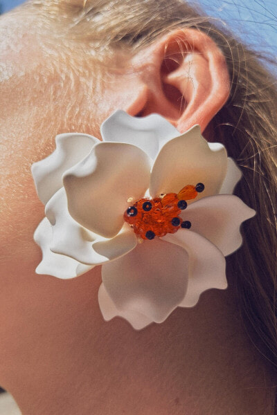 TEXTURED FLOWER EARRINGS WITH RHINESTONES