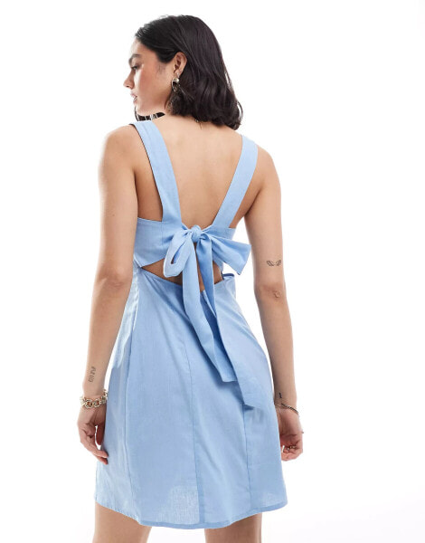 ASOS DESIGN – Kurzes Leinen-Sommerkleid in Blau mit eckigem Ausschnitt und gebundener Rückseite