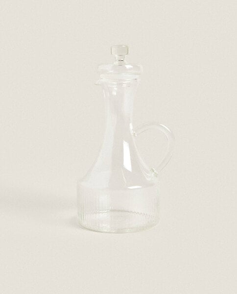 Borosilicate cruet with raised design