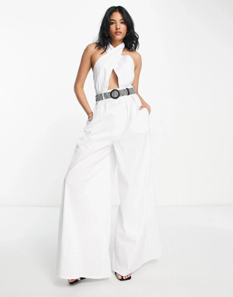 ASOS DESIGN – Jumpsuit aus Baumwoll-Popeline in Weiß mit Neckholder, weitem Bein und Gürtel