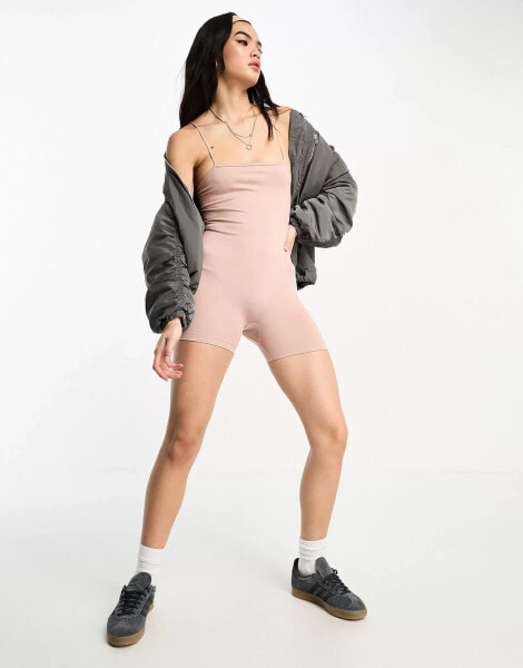 Bershka – Nahtloser Einteiler in zartem Rosa mit geradem Halsausschnitt