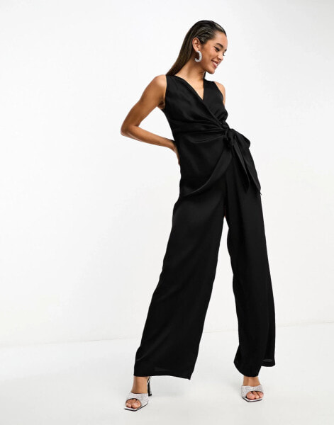 TFNC – Gewickelter Satin-Jumpsuit in Schwarz