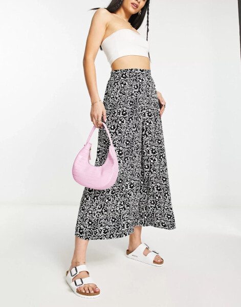 New Look wide leg cropped trousers in black floral