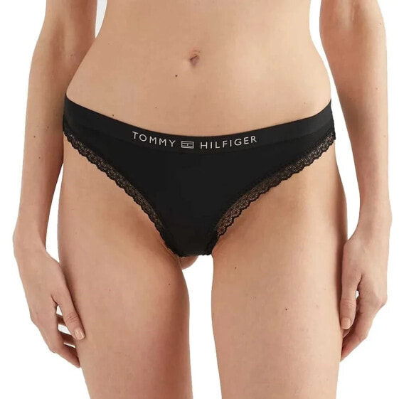 Трусики Tommy Hilfiger с вышитым брендом "Tonal Logo Lace Thong"