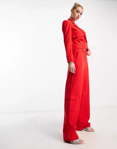 Something New x Madeleine Pedersen – Cargohose in Rot, Kombiteil