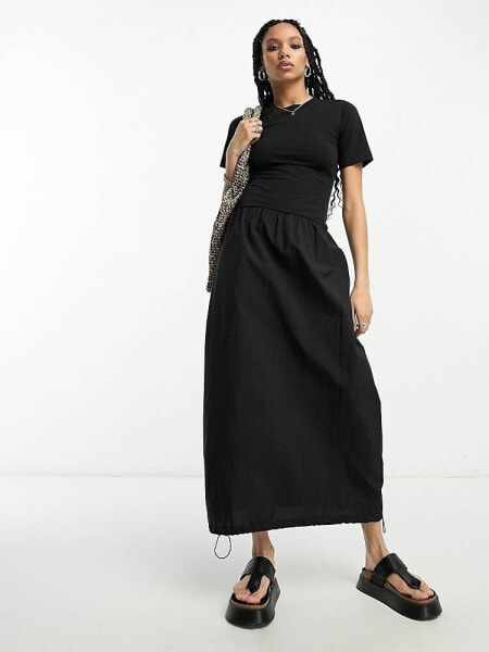 ASOS DESIGN – Mittellanges 2-in-1-T-Shirt-Kleid in Schwarz mit Rundhalsausschnitt und Cargo-Rock