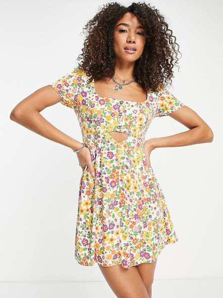 ASOS DESIGN – Mini-Freizeitkleid in Weiß mit mehrfarbigem Blumenmuster, Knöpfen und dreieckigem Cut-Out