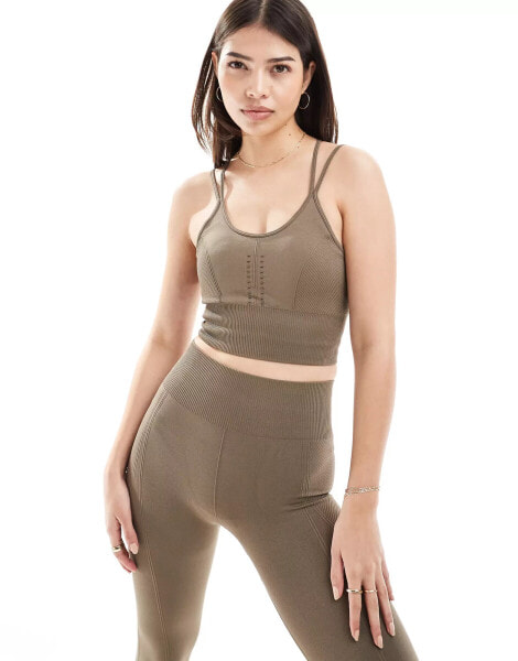 Born Living Yoga – India – Nahtloser Sport-BH in Taupe mit herausnehmbaren Pads