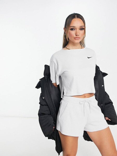 Nike – Geripptes Jersey-T-Shirt in Grau