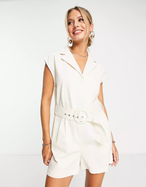 Pretty Lavish – Eleganter Playsuit in Weiß mit Gürtel