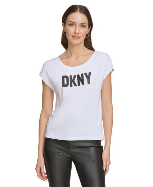 Футболка женская DKNY с логотипом, с якорной горловиной.
