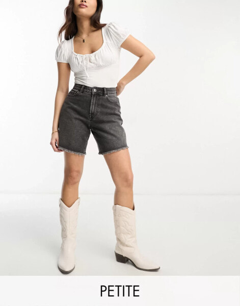 Miss Selfridge Petite – Longline-Jeansshorts in schwarzer Waschung