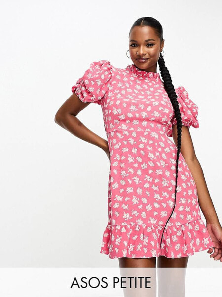 ASOS DESIGN Petite – Mini-Freizeitkleid in Rosa mit Blümchenmuster, gerüschtem Stehkragen und Puffärmeln