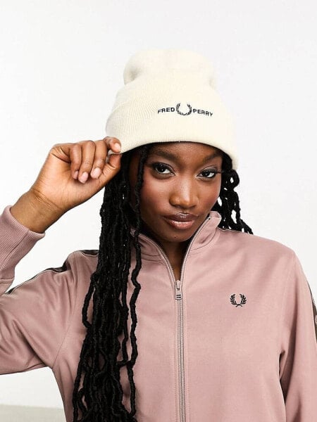 Fred Perry unisex logo beanie in ecru