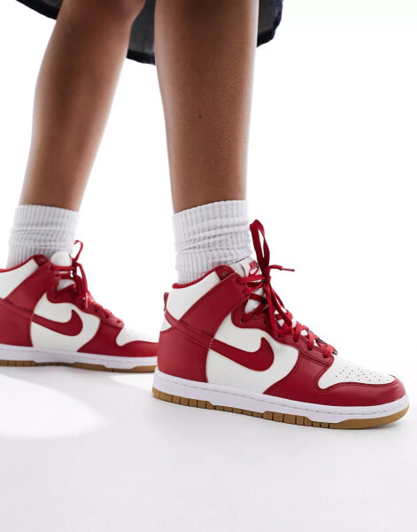 Nike – Dunk High – Sneaker in Weiß und Sport-Rot