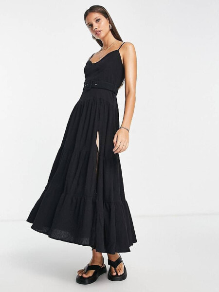 ASOS DESIGN – Gestuftes Maxi-Sommerkleid in Schwarz mit Gürtel