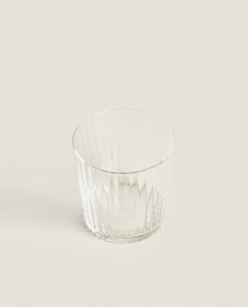 Glass tumbler with line design