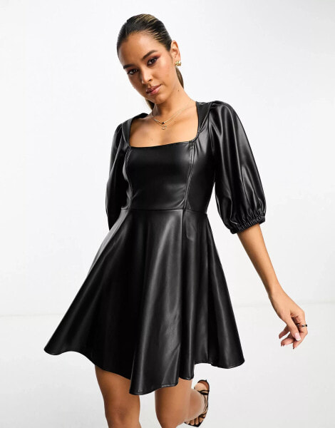 ASOS DESIGN – Mini-Skater-Kleid aus Kunstleder in Schwarz mit Babydoll-Schnitt