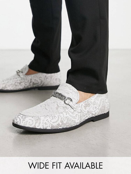 ASOS DESIGN – Loafer aus silberfarbenem Samt mit Kettendetail in Stahlgrau