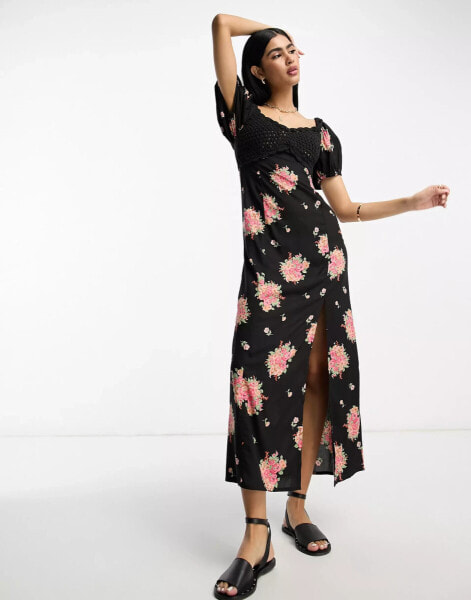 ASOS DESIGN – Midikleid mit Blumenmuster auf dunklem Untergrund, Carmen-Ausschnitt und Häkeldetail