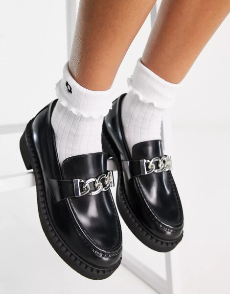 Женские лоферы ASOS DESIGN Miso Loafer aus Leder in Schwarz mit dicker Sohle und Kettendetail