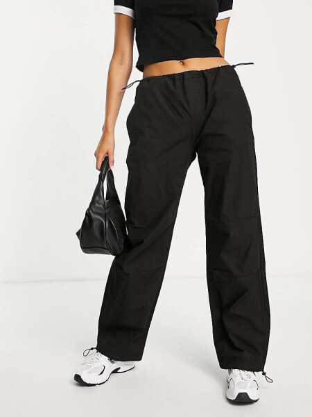 Stradivarius – STR – Fallschirm-Hose in Schwarz mit Oversize-Passform