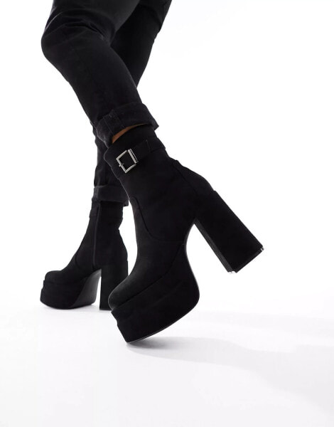 ASOS DESIGN – Plateaustiefel aus schwarzem Wildlederimitat mit Absatz und Schnallendetail