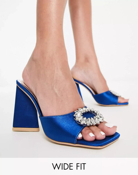 Be Mine – Wide Fit – Mercyy – Mules in Marineblau mit Kristallverzierung