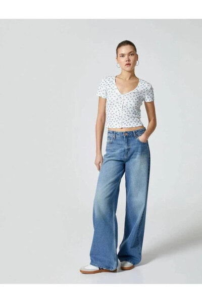 Футболка Koton Crop Çiçekli V Yaka Slim Fit