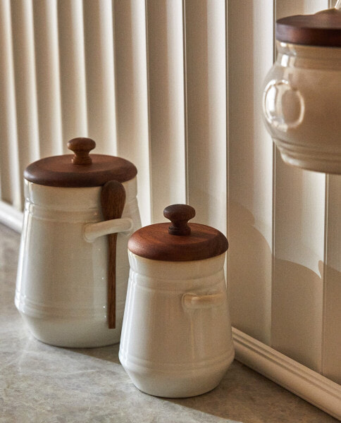 Ceramic honeypot with wooden lid