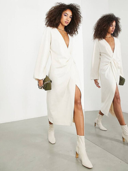 ASOS EDITION – Strukturiertes, lockeres Jersey-Midikleid in Creme mit Drapierung vorne