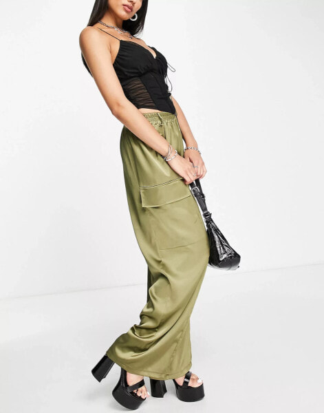 Flounce London – Satin-Cargohose in Khaki mit weitem Schnitt