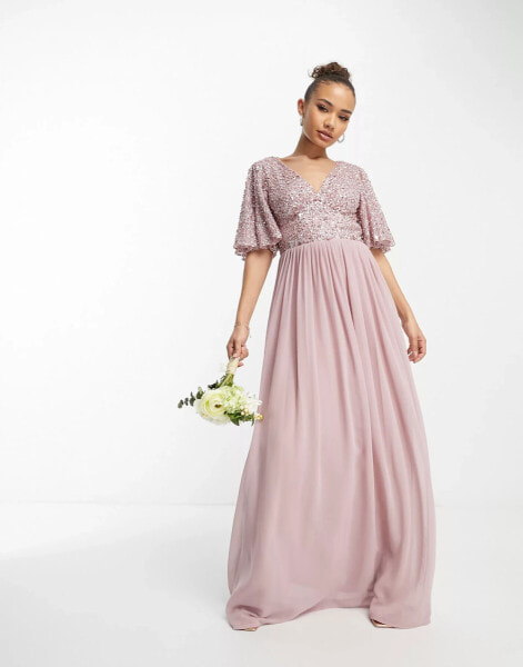 Beauut – Bridesmaid – Brautjungfern-Maxikleid in Rosé mit Flügelärmeln und verziertem Oberteil