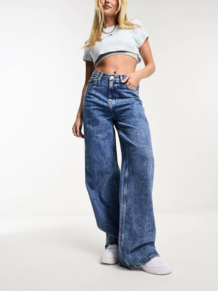 Tommy Jeans – Claire – Jeans mit hohem Bund, weitem Bein und heller Waschung