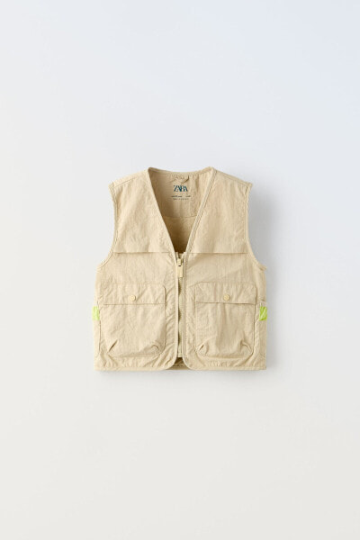 Water-repellent gilet with pockets