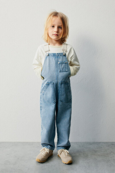 Contrast denim dungarees with buckles