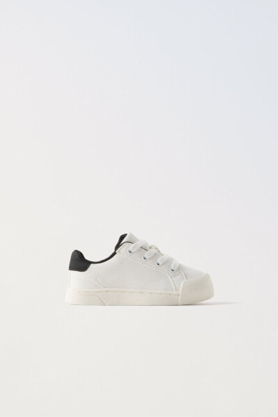 Minimalist lace-up sneakers