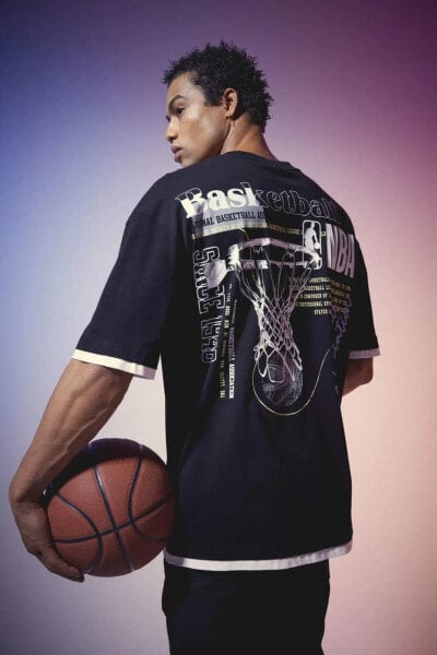 Футболка DeFactoFit NBA Wordmark Oversize Fit Басиклет с оверсайз-фасоном, с принтом на горловине, короткий рукав - Спортивный мужской товар
