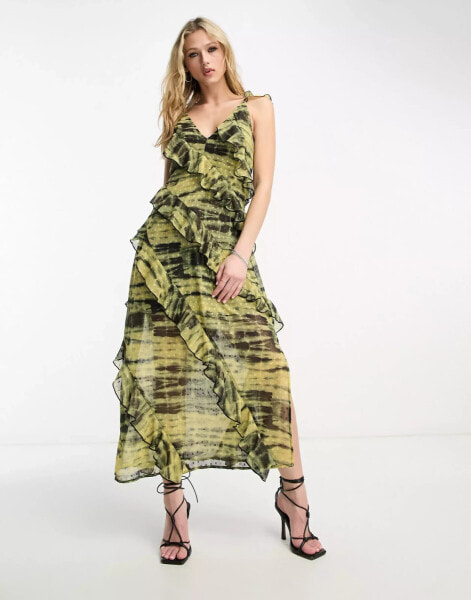 ASOS DESIGN – Midi-Trägerkleid aus Dobby-Stoff mit asymmetrischem Rüschendesign und Batikmuster