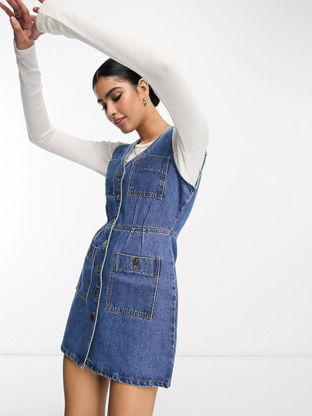 Женское мини-платье ASOS DESIGN Kurzes Jeanskleid mit durchgehender Knopfleiste in mittelblauer Waschung und Vintage-Design