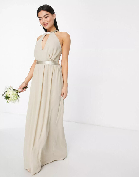 TFNC – Bridesmaid – Maxi-Brautjungfernkleid in Milchkaffee-Braun mit Rückendetail und gerafftem Rockteil