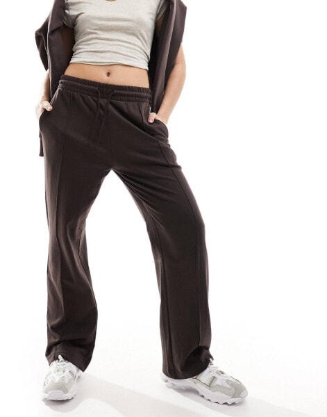 New Look wide leg joggers in chocolate