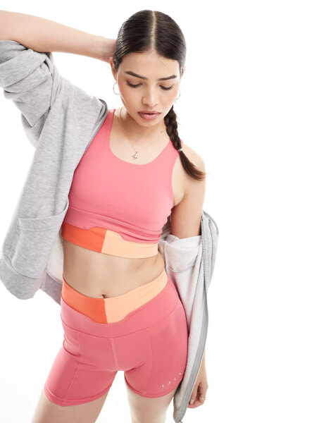 Born Living Yoga – Kalinda – Sport-BH in Fuchsia mit herausnehmbarer Wattierung