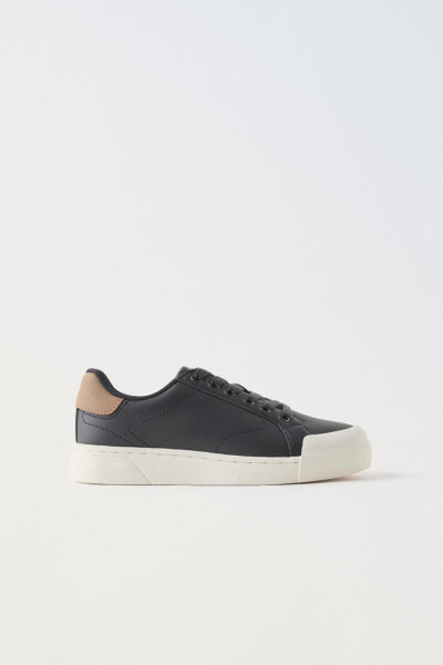 Minimalist lace-up sneakers