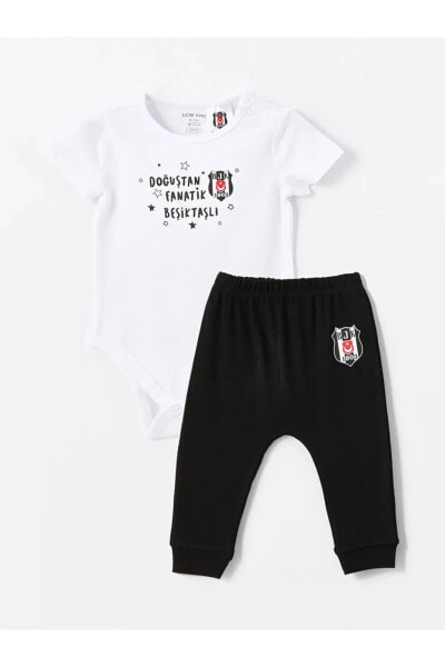 LCW baby Bisiklet Yaka Kısa Kollu Beşiktaş Baskılı Erkek Bebek Çıtçıtlı Body ve Pantolon 2'li Takım