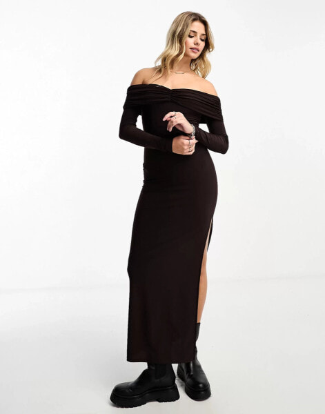 ASOS DESIGN – Schulterfreies, gerafftes Maxikleid in Dunkelbraun